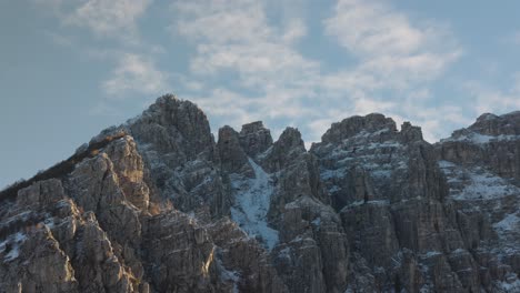 Vista-Panorámica-Del-Monte-Resegone,-Montaña-De-Los-Prealpes-Bergamascos,-Lecco,-Italia