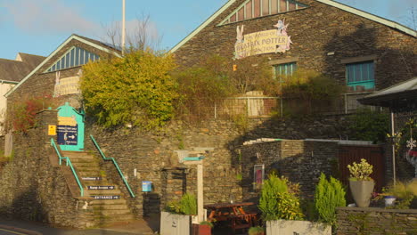 Vista-De-Perfil-De-La-Tienda-De-Beatrix-Potter-En-Un-Día-Soleado-En-Bowness-on-windermere,-Inglaterra