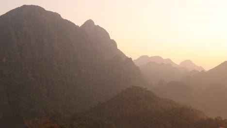 Amanecer-Dorado-Entre-Picos-En-Vang-Vieng,-La-Capital-De-Aventuras-De-Laos