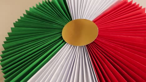 Traditionelle-Rosette-Mit-Patriotischen-Farben-Für-Mexikanische-Feierlichkeiten