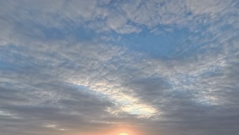 Goldener-Sonnenuntergang-Versinkt-Unter-Zeitrafferwolken,-Die-Schnell-über-Die-Skyline-Ziehen
