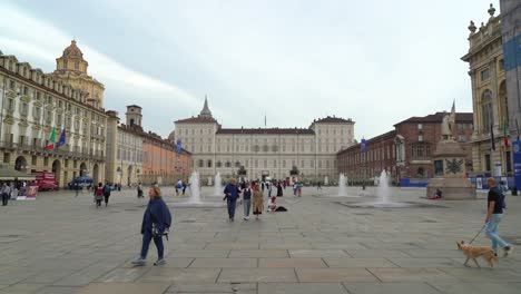 Der-Platz-Piazza-Castello-Hat-Eine-Rechteckige-Form-Und-Beherbergt-In-Seiner-Mitte-Den-Architektonischen-Komplex-Des-Palazzo-Madama
