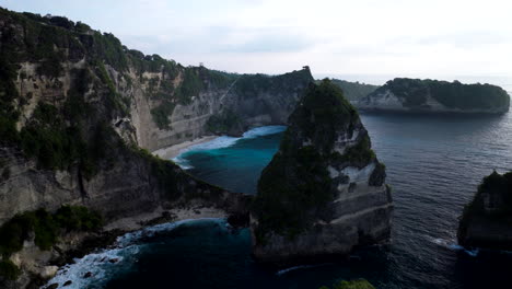 Sonnenaufgang-Am-Diamond-Beach-In-Der-Nähe-Des-Aussichtspunkts-Thousand-Islands-In-Nusa-Penida,-Bali,-Indonesien