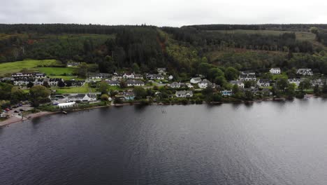 Luftaufnahme-Des-Hochlanddorfes-Dores-Am-Südufer-Von-Loch-Ness