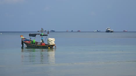 Boot-Schaukelt-Sanft-Im-Meer-An-Einem-Ruhigen-Morgen