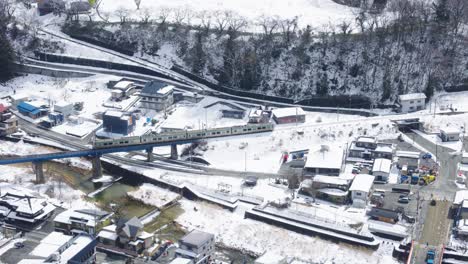 Zug-Durchquert-Verschneite-Landschaft-Von-Yamadera-Im-Norden-Japans,-Luftaufnahme-4k