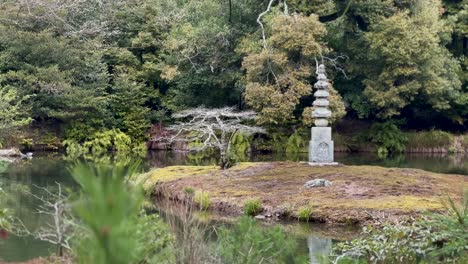 Idyllischer-Teich-Mit-üppiger-Vegetation-Im-Garten-Des-Kinkaku-ji-Tempels-In-Kyoto,-Japan