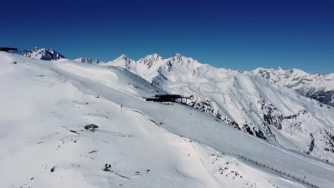 Ski-lift-on-mountain-ridge-in-Alps-during-winter-season