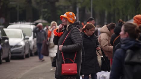 Ältere-Weiße-Damen-Mit-Orangefarbenen-Hüten-Geschmückt-Ungestellte-Straßenbeobachtung