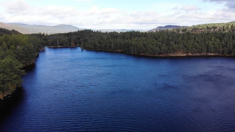 Vista-Aérea-Del-Lago-An-Eilein-Rodeado-De-Pinos-Del-Bosque-De-Rothiemurchus