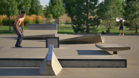 Mann-Macht-Einen-Rail-Grind-Im-Skatepark