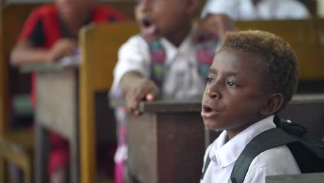 Alumnos-De-Piel-Oscura-Niños-Asiáticos-En-La-Escuela-Primaria-De-La-Aldea-En-Indonesia-Cantando