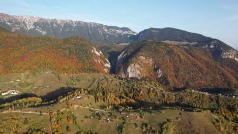 Herbstliche-Luftaufnahme-Des-Dorfes-Magura,-Eingebettet-In-Die-Berge-Von-Piatra-Craiului