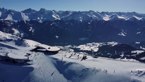 Panoramarestaurant-Bergdiamant-En-La-Cima-De-La-Montaña-Blanca-En-Los-Alpes