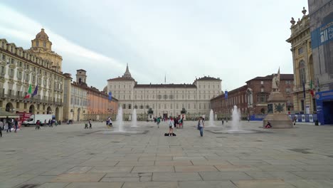 El-Perímetro-De-La-Plaza-Piazza-Castello-Se-Compone-De-Elegantes-Pórticos-Y-Fachadas-De-Varios-Edificios-De-La-Ciudad