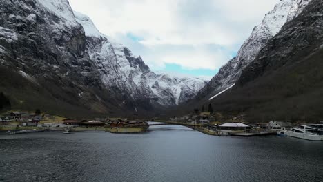 Gudvangen-Stadt-Bergen-Norwegen-Im-Winter-In-Den-Morgen-Fjorde-Drohnenaufnahme