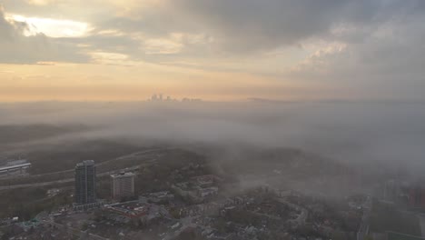 Dieses-4K-Drohnenvideo-Zeigt,-Wie-Es-Durch-Die-Wolken-Herabsteigt-Und-Wohnhäuser-Neben-Dem-Don-Valley-In-Toronto,-Kanada,-Freigibt