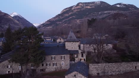 Sonnenuntergangsfarben-über-Anciles,-Einem-Historischen-Pyrenäendorf,-Eingebettet-Zwischen-Spanischen-Gipfeln-Und-Traditionellen-Steinhäusern---Luftaufnahme