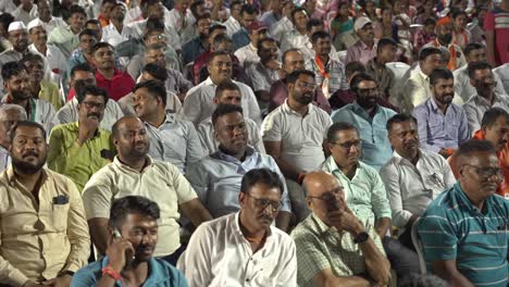 Multitud-De-Personas-Animando-A-Uddhav-Thackeray-Durante-La-Campaña-Electoral-De-Lok-Sabha-Celebrada-En-El-Terreno-Universitario-De-Warje