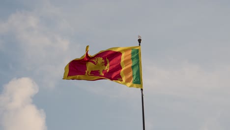 Sri-lankische-Flagge-Weht-Im-Wind,-Klarer-Sonniger-Tag,-Zeitlupe,-Nahaufnahme