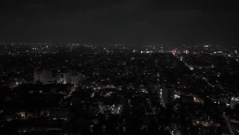 Toma-Aérea-De-La-Ciudad-De-Chennai-Con-Cielo-Nublado-Durante-La-Noche.