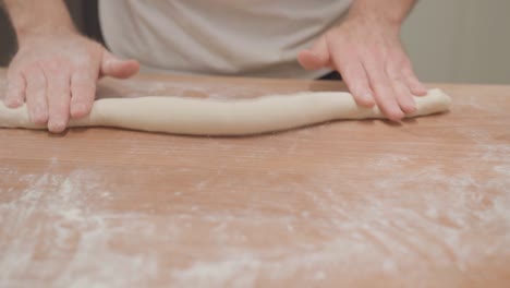 Hände-Rollen-Frischen-Teig-Für-Baguette,-Zeitlupe