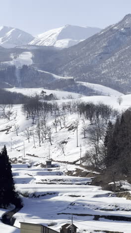 Winteransicht-Einer-Reisfarm-Aus-Dem-Busfenster,-Aufgenommen-Mit-Der-Handkamera-In-Hakuba,-Nagano,-Japan