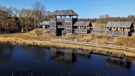 Estudio-De-Cine-Al-Aire-Libre-Con-Paredes-De-Madera-De-Una-Réplica-Del-Fuerte-Medieval-En-Un-Día-Soleado