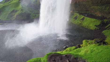 Der-Fuß-Eines-Wasserfalls,-Der-Auf-Die-Felsen-In-Island-Stürzt-–-Zeitlupe