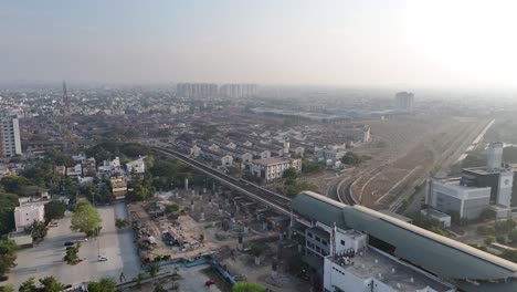 Eine-Filmische-Drohnenaufnahme-Von-Chennai,-Die-Die-Energetische-Atmosphäre-Und-Architektonische-Schönheit-Der-Stadt-Einfängt