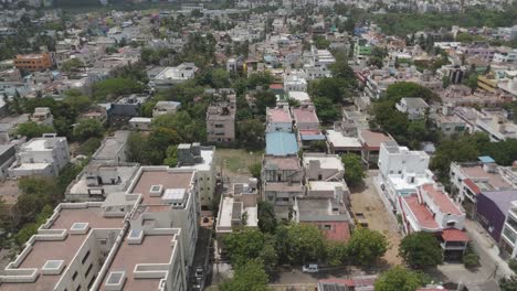 Una-Toma-Cinematográfica-De-Un-Dron-Que-Captura-La-Esencia-De-La-Vida-Urbana-De-Chennai,-Desde-Las-Bulliciosas-Calles-Hasta-Los-Tranquilos-Barrios-Residenciales,-Todo-Bajo-Un-Cielo-Nublado.