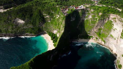 Famous-Kelingking-Beach-and-and-cliffs-of-Nusa-Penida-island,-Bali-in-Indonesia