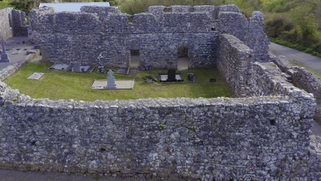 El-Retroceso-Aéreo-Revela-Ruinas-Intrincadas,-Que-Se-Expanden-Para-Abarcar-La-Abadía-De-Annaghdown.