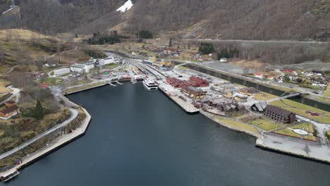 Drohnenaufnahme-Der-Stadt-Falm-In-Norwegen-Im-Winter-Morgens-Mit-Fjorden