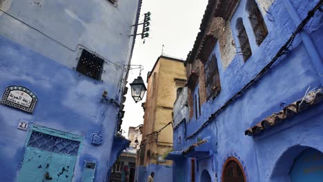 Chefchaouen,-Medina-De-La-Ciudad-Azul-De-Marruecos-En-Un-Día-Sombrío-Con-Lluvia