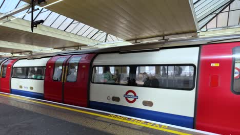 Foto-De-La-Llegada-De-Un-Tren-Moderno-A-Una-Estación-De-La-Ciudad-Durante-El-Día