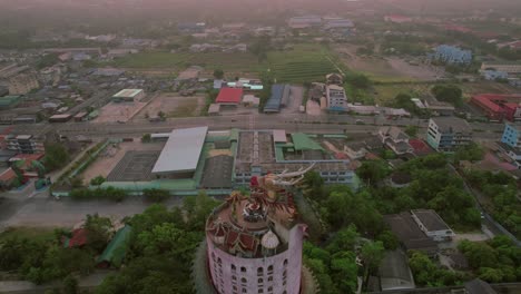 Drone-Dando-Vueltas-Alrededor-Del-Wat-Sam-Phran,-El-Templo-Del-Dragón-En-Bangkok,-Tailandia