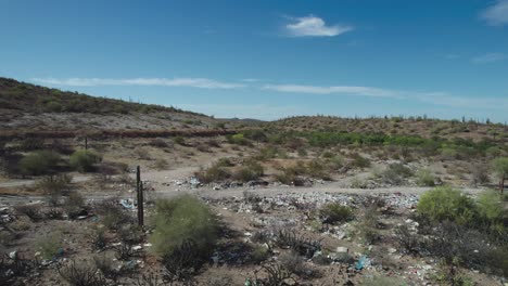 Residuos-Esparcidos-Por-El-Paisaje-Desértico-De-Mulegé,-Baja-California-Sur,-México---Toma-Aérea-De-Drones