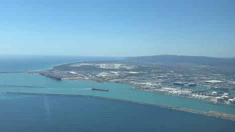 POV-Luftaufnahme-Des-Flughafens-Und-Hafens-Von-Barcelona-Aus-Sicht-Der-Piloten-Bei-Einem-Echtzeitanflug