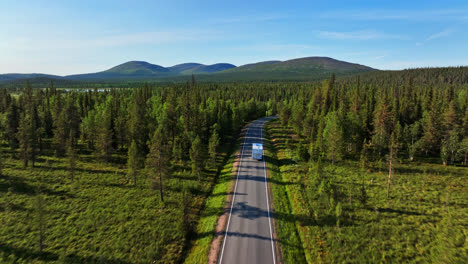 Drohne-Folgt-Einem-Wohnmobil,-Das-Sich-Dem-Pallastunturi-Nähert,-Sommertag-In-Lappland