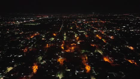 Antena-Arriba-Hacia-Abajo-Del-Centro-De-General-Santos-Por-La-Noche-Con-Linternas-Encendidas-En-La-Calle