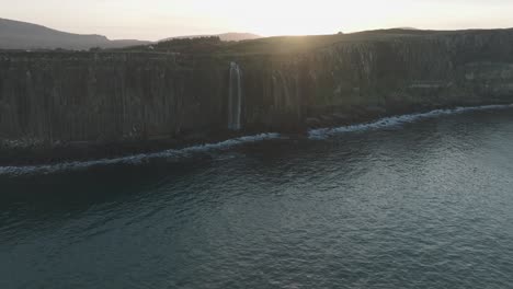 Toma-Aérea-En-Arco-De-La-Famosa-Harina-Cae-En-La-Isla-De-Skye-Al-Atardecer