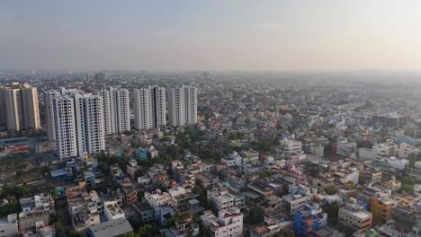 Una-Impresionante-Toma-De-Drones-Que-Captura-La-Esencia-Dinámica-Del-Paisaje-Urbano-De-Chennai,-Con-Nubes-Que-Añaden-Profundidad-Y-Dramatismo-A-La-Escena.