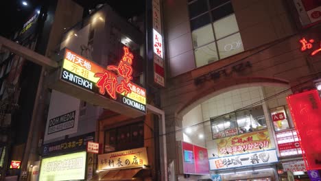 Panorámica-En-Cámara-Lenta-Estableciendo-Un-Disparo-Por-La-Noche-En-La-Calle-Hiroshima-Shintenchi-Y-La-Calle-De-Comida-Okonomimura-Por-La-Noche-En-Japón