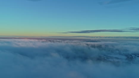 über-Den-Wolken-Im-Morgengrauen-Mit-Einem-Heiteren-Blick-Auf-Den-Himmel-Gradienten,-Ruhig-Und-Expansiv