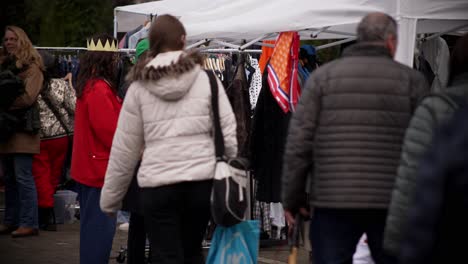 Am-Königstag-In-Den-Haag,-Niederlande,-Schauen-Sich-Die-Leute-Dinge-Auf-Einem-Flohmarkt-In-Einem-Zelt-An