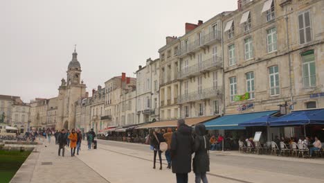 Turistas-Caminando-En-El-Vieux-port---Antiguo-Puerto-De-La-Rochelle,-Francia