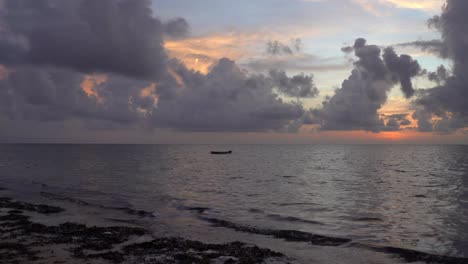 Blick-Am-Frühen-Morgen-Auf-Einen-Strand-In-Mombasa