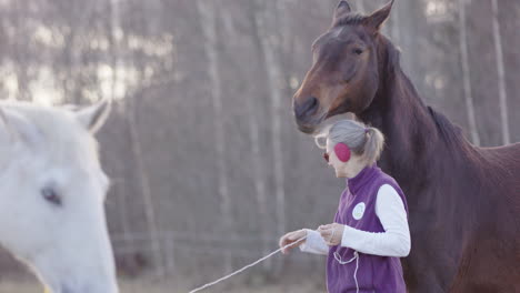 FEEL-certified-facilitator-demonstrates-interaction-with-horse-during-workshop