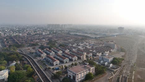 Eine-Faszinierende-Luftaufnahme-Der-Stadt-Chennai,-Die-Das-Pulsierende-Straßenleben-Und-Die-Architektonischen-Wunder-Vor-Dem-Hintergrund-Ziehender-Wolken-Zeigt